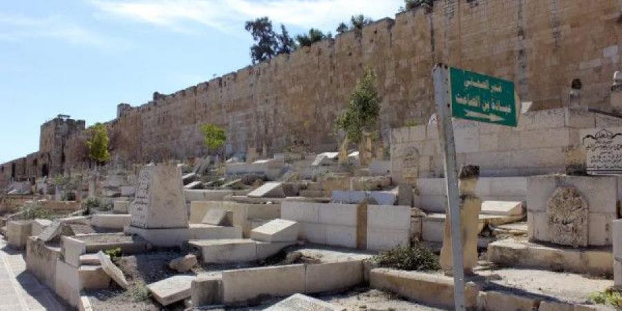 مستوطنون يحطمون قبورا في مقبرة باب الرحمة قرب المسجد الأقصى