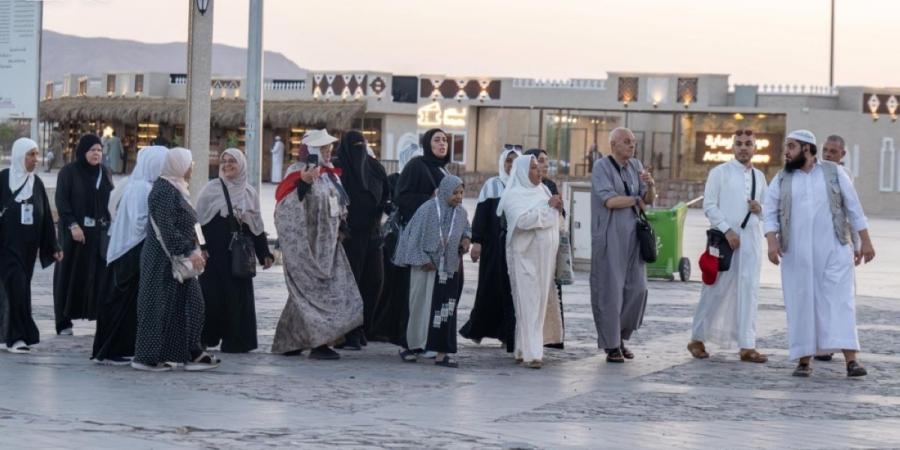في موسم ما بعد الحج.. زوار المدينة المنورة يتوافدون على المعالم الإسلامية والتاريخية