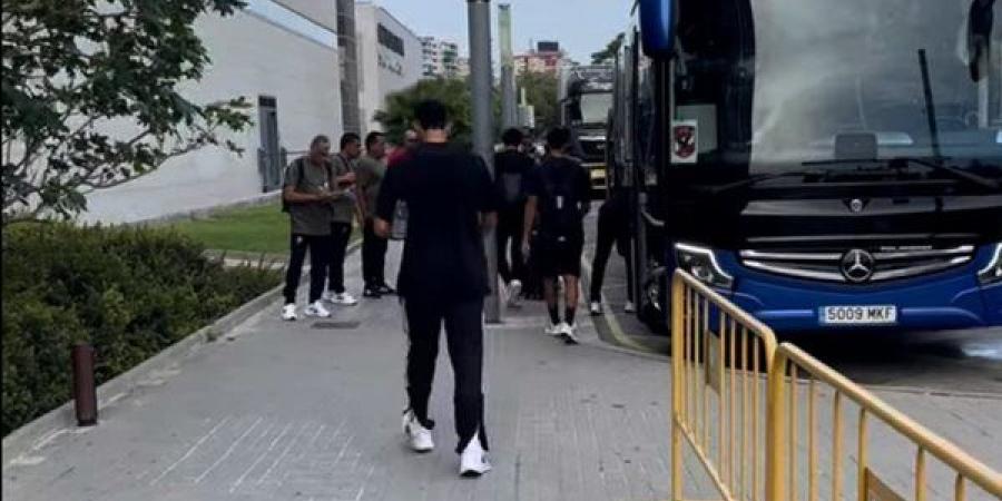 الأهلي يصل ستاد كامب نو استعدادا لمواجهة برشلونة في كأس خوان جامبر