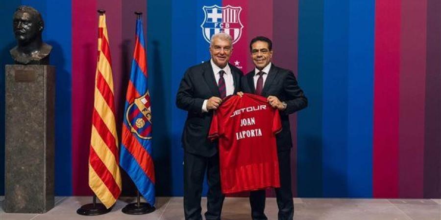 الأهلي وبرشلونة يتبادلان القمصان والهدايا التذكارية علي هامش موقعة الفريقين