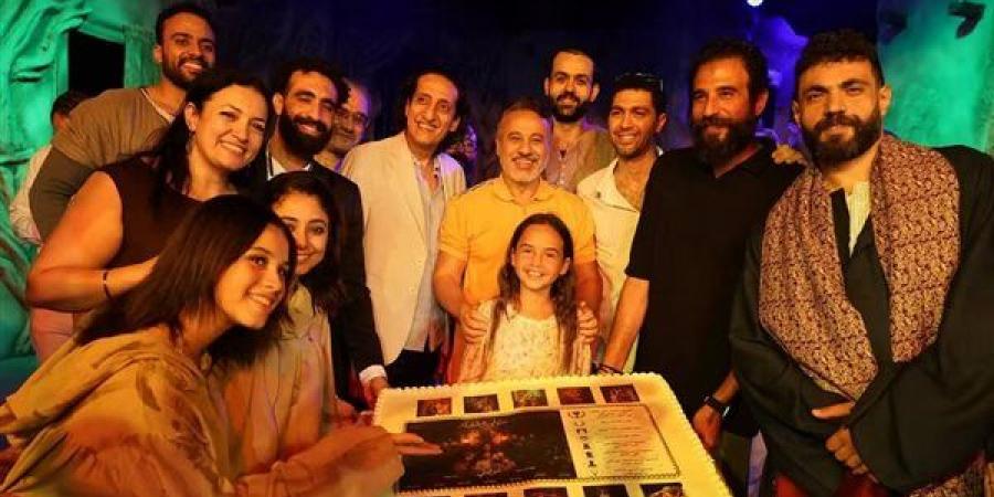 أبطال “متولي وشفيقة” يحتفلون على خشبة الطليعة بجائزة أفضل عرض بالقومي للمسرح (صور)