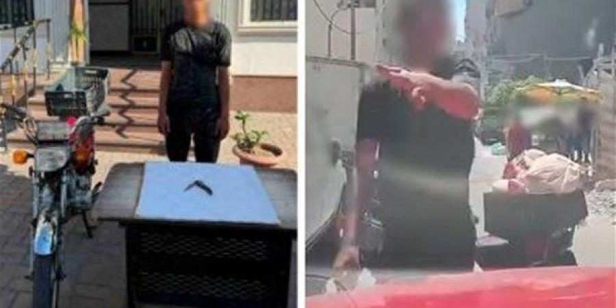 عاتبه على السير عكس الاتجاه، سقوط عامل توصيل طلبات تعدى على سائق بالإسكندرية