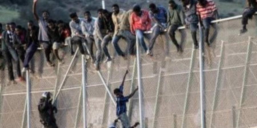 بعد إخلائها بساعات.. مئات المهاجرين يعودون إلى شاطئ الترامبولين في سبتة