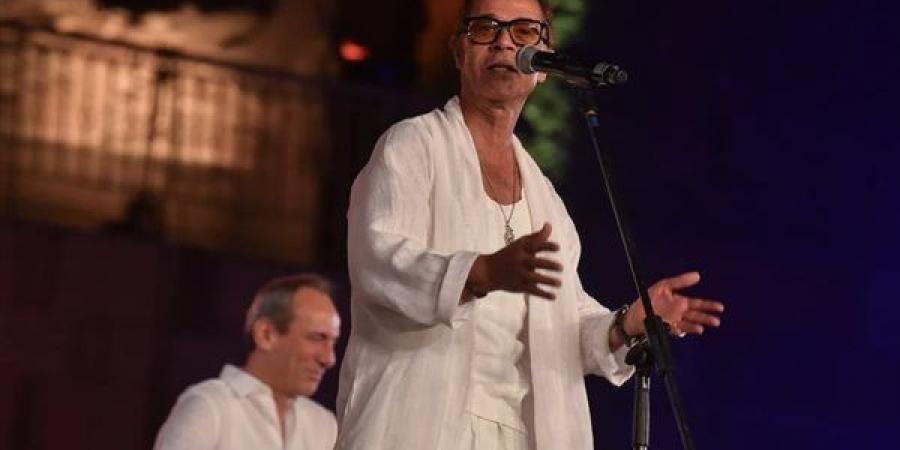 الجمهور كله غنى معاه، مدحت صالح يوثق حفله بالقلعة ويهدي "أي دمعة حزن لا" للراحل هاني شاكر (فيديو)