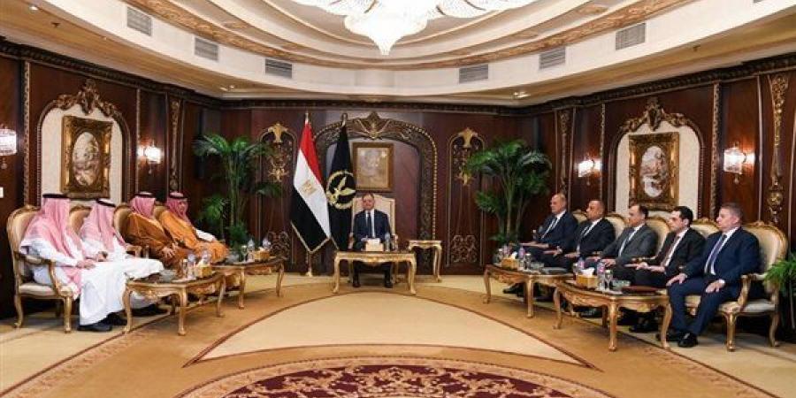 الجريمة تتطور.. ورجل الأمن لازم يتغير.. ماذا وراء لقاء وزير الداخلية ورئيس جامعة نايف؟
