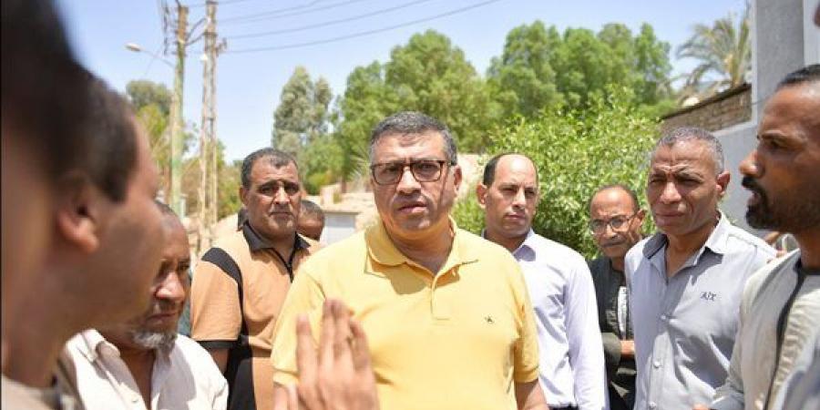 محافظ قنا يستمع لمطالب أهالي قرية "الجزيرية" ويوجه بحل مشكلات المياه والصرف والانتهاء من صيانة المدرسة الابتدائية (صور)