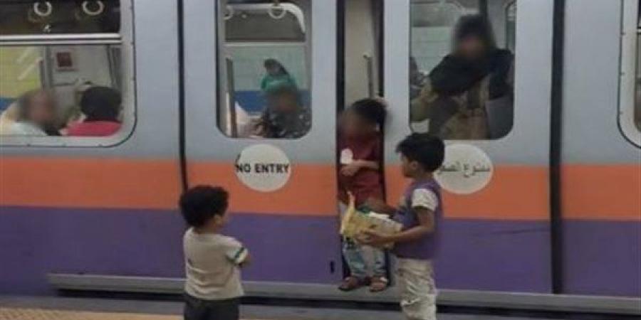 لقطة مؤثرة تنتهي بتدخل الأمن، شجاعة طفل في إنقاذ شقيقيه داخل محطة مترو