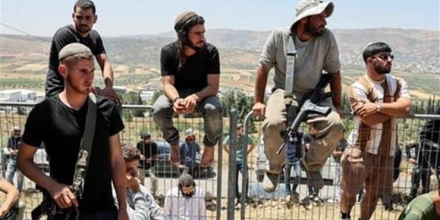 مستوطنون يهاجمون مزارعين فلسطينيين في قرية برقة شرق رام الله