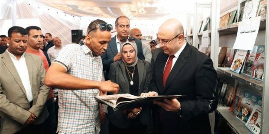 محافظ الفيوم ومفوض هيئة الكتاب يفتتحان الدورة الأولى لمعرض كتاب أبشواي
