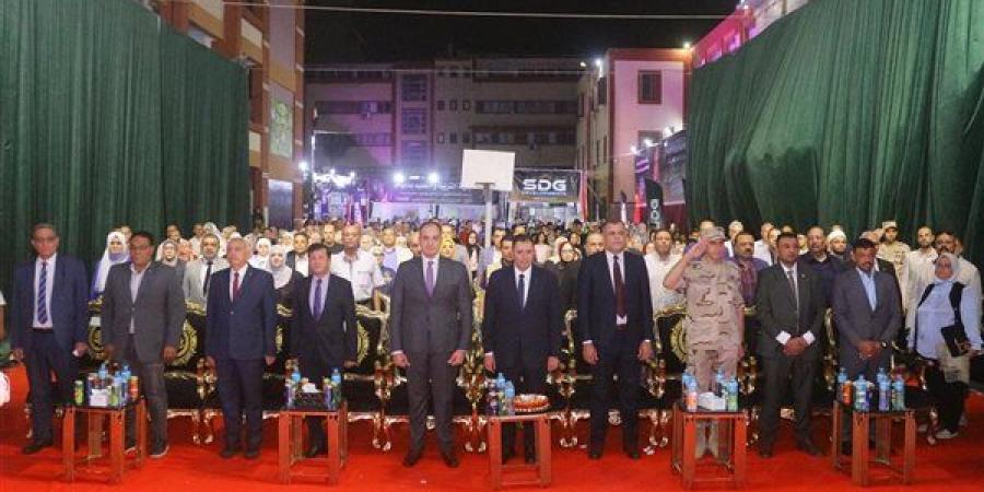 محافظ دمياط يفتتح معرض "مدرستي عنواني" ويكرم الطلاب المتفوقين والمتميزين (صور)