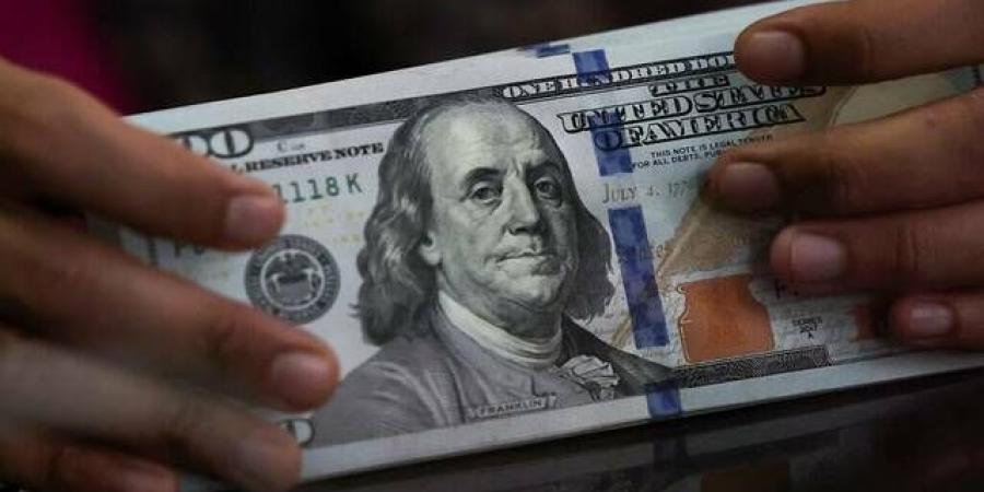 الدولار يستقر قرب أعلى مستوياته في أسبوعين مع تصاعد التوترات