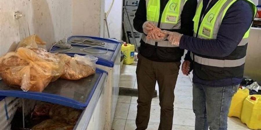 ضبط 153 كيلو دواجن مجهولة البيانات داخل مطعم بالخصوص