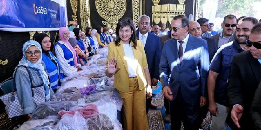 محافظ سوهاج ونبيلة مكرم يتفقدان القافلة الطبية الشاملة للتحالف الوطني