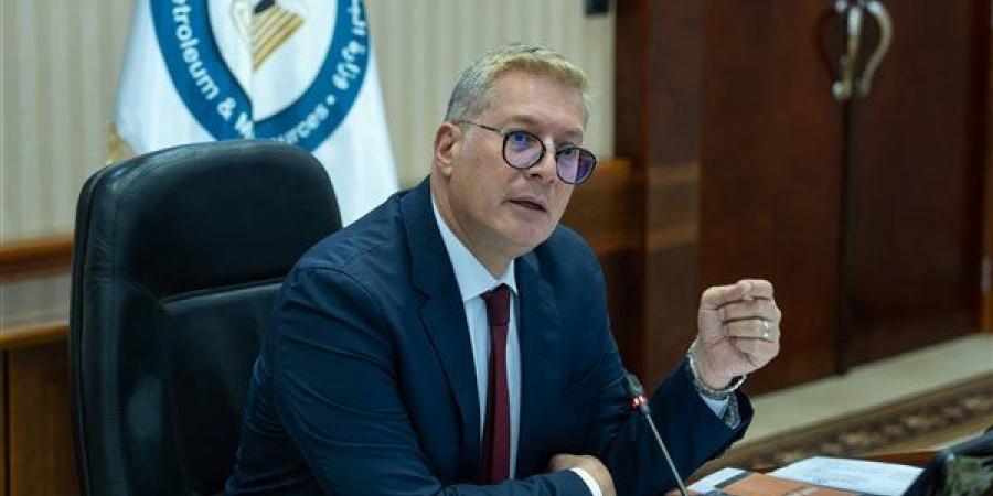 إعادة رسم خريطة البحث والاستكشاف عن البترول والغاز.. 300 ألف كم تحت المسح.. 14 منطقة جديدة أمام المستثمرين.. إعادة قراءة المناطق القديمة