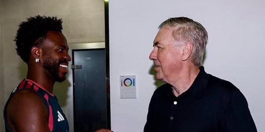 أنشيلوتي يزور تدريبات ريال مدريد ويلتقي مورينيو ونجوم الملكي (صور)