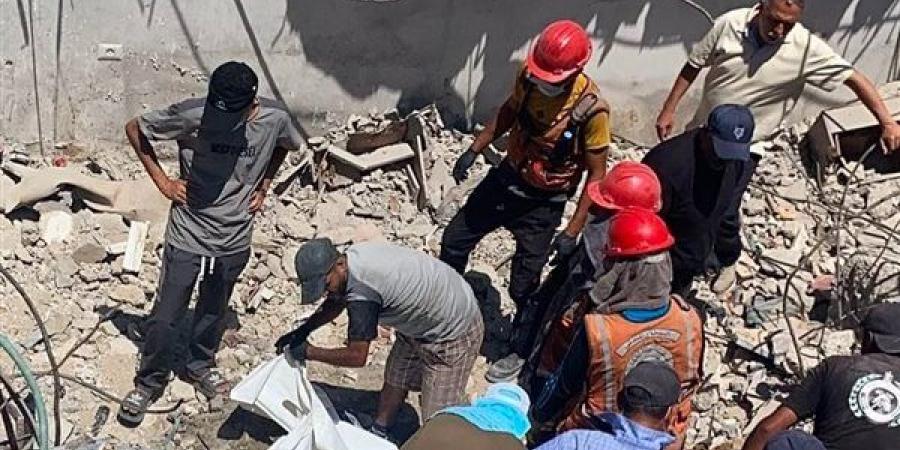 انتشال جثامين 55 شهيدا من تحت أنقاض منزل في حي الزيتون بغزة