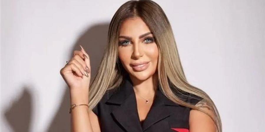 سارة خليفة تصل محكمة الجنايات مرتدية الزي الأبيض قبل النطق بالحكم