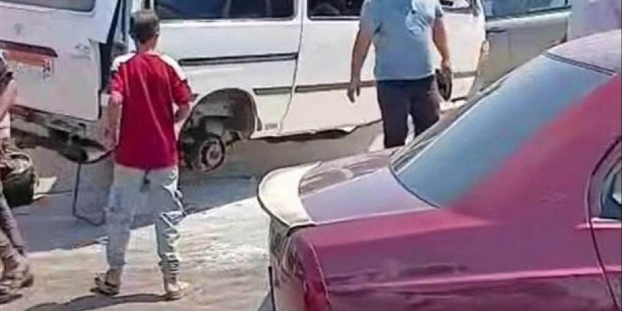 بسب السرعة، إصابة 10 أشخاص في انقلاب ميكروباص بطريق شبرا بنها الحر