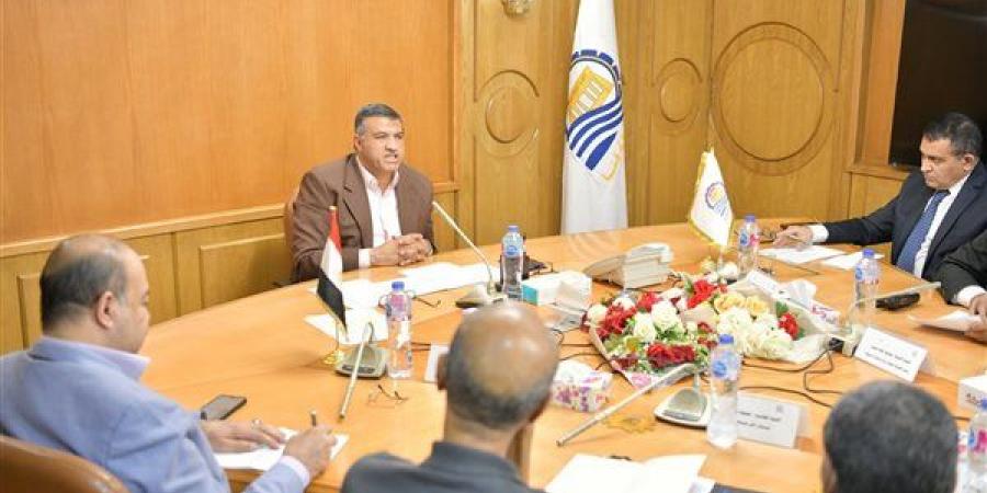 محافظ قنا يستعرض الموقف التنفيذي لتشغيل المجازر النصف آلية