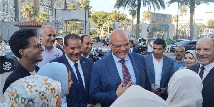 محافظ الإسكندرية يسلّم مستلزمات مدرسية لـ9500 أسرة من الأولى بالرعاية (صور)