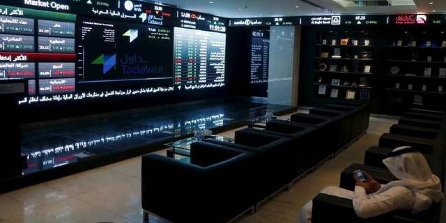 الأسهم القيادية بقطاعي البنوك والطاقة تجتذب سيولة السوق السعودي عند الإغلاق