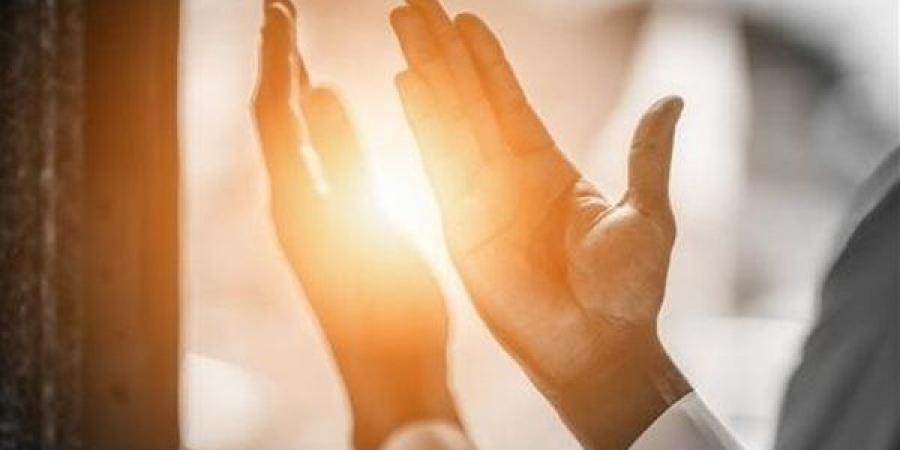 هل الملائكة ترد الدعاء على الظالم وتقول ولك بالمثل؟ أمين الفتوى يجيب (فيديو)