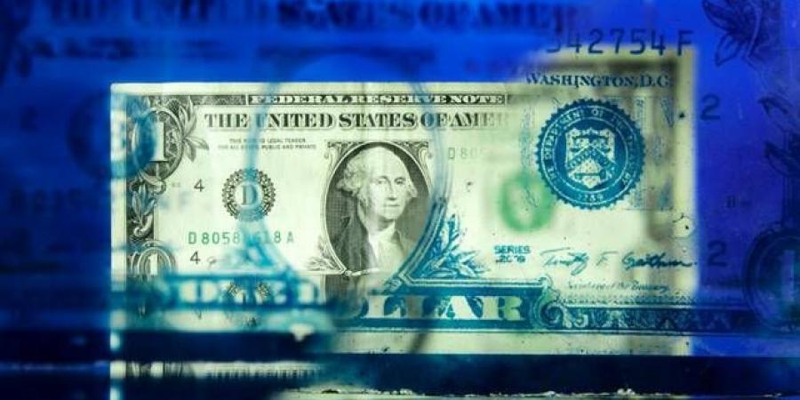 الدولار يرتفع واليورو يهبط عقب رفع المركزي الأوروبي للفائدة