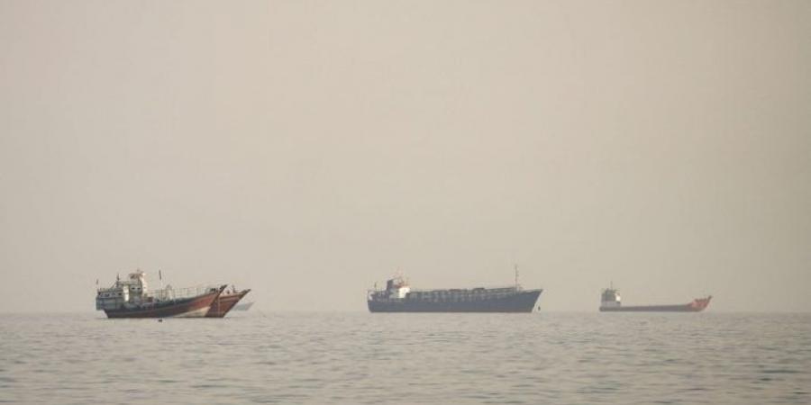 عُمان: مقتل فرد وإجلاء 27 من طاقم سفينة استُهدفت قرب مضيق هرمز
