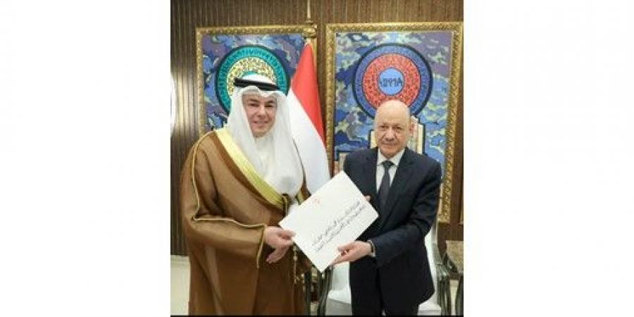 رئيس مجلس القيادة اليمني يتسلم رسالة جوابية من صاحب السمو