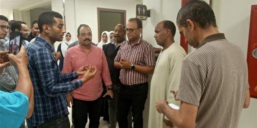 وكيل وزارة الصحة بقنا يفاجئ مستشفى فرشوط المركزي ويتابع سير العمل بالعناية المركزة (صور)