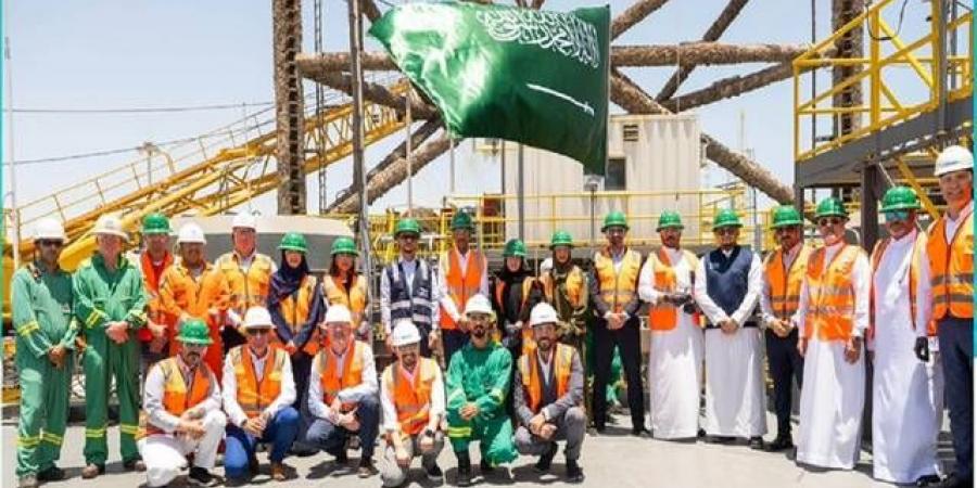 رفع العلم السعودي على إحدى أكبر منصات الحفر البحرية في العالم