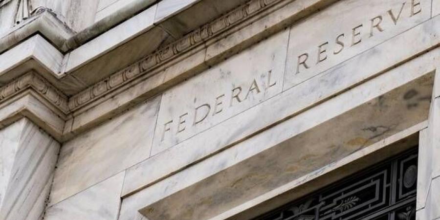 الفيدرالي يميل لرفع أسعار الفائدة بسبب التضخم عشية الانتخابات الأمريكية