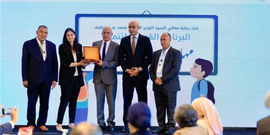 وزير التعليم يكرّم 17 معلما لجهودهم في البرنامج القومي لتنمية مهارات اللغة العربية