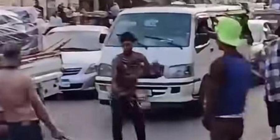 مشاجرة بالأسلحة البيضاء في الهرم توقف حركة السيارات والأمن يفحص فيديو الواقعة