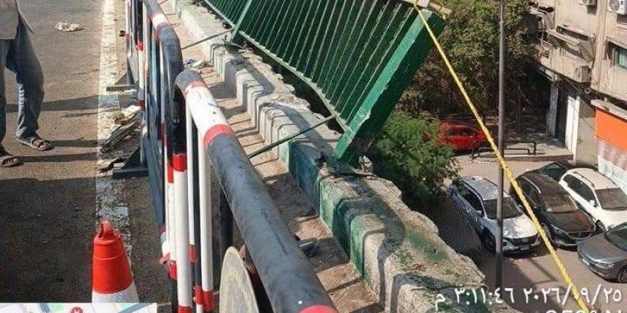 بسبب حادث سيارة، كسر بالسور الحديدي للدائرى بصفط اللبن وتلفيات بطول ٦ أمتار