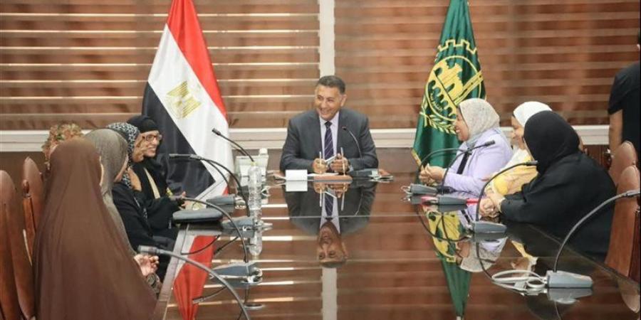 صندوق «تحيا مصر» يحقق أمنية 5 سيدات بأداء العمرة، ومحافظ القليوبية يسلّمهن جوازات السفر