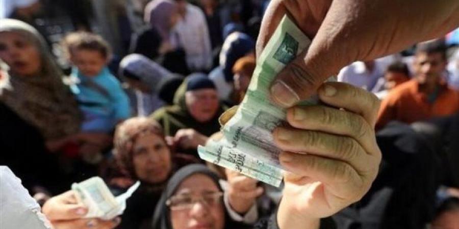 التضخم يرهق "جيوب" المواطنين، وخبير يكشف تأثير ارتفاع الأسعار على محدودي الدخل