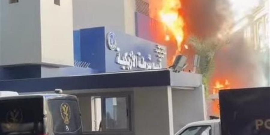 الحماية المدنية تواصل جهودها لإخماد حريق داخل قسم الأزبكية (صور)