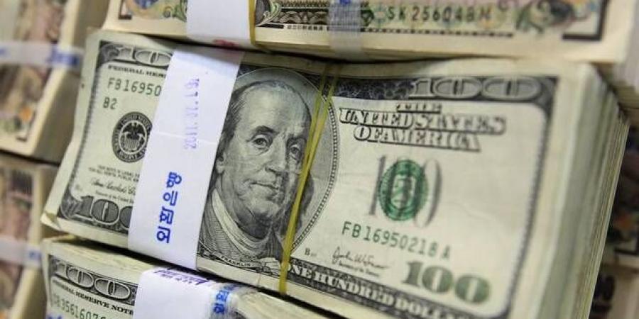 الدولار قرب أعلى مستوياته منذ شهرين مع ارتفاع النفط