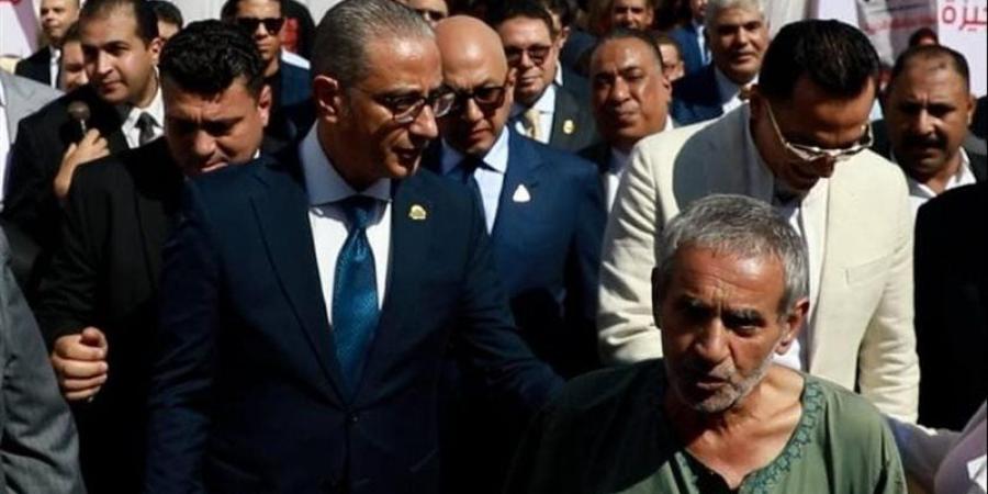 استوقفه خلال جولته، محافظ الجيزة يستجيب لمسن ويوجه بتوفير الرعاية الطبية اللازمة