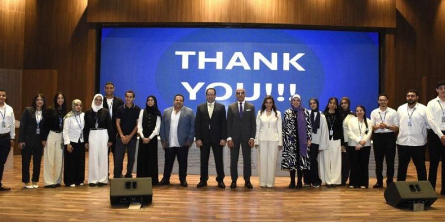 رئيس جامعة عين شمس يشهد اللقاء الترحيبي لطلاب الدفعة الأولى بـ طب الأهلية