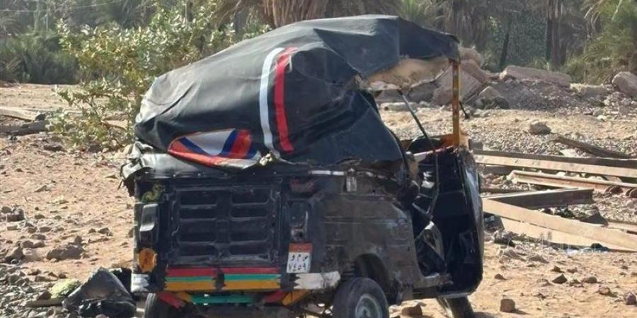 إصابة طالبة وشاب في تصادم قطار بـ"توك توك" في أسوان