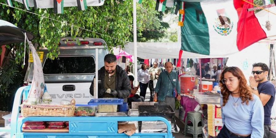 الطعام الفلسطيني يأخذ بيد نازحين من غزة نحو مستقبل جديد في المكسيك