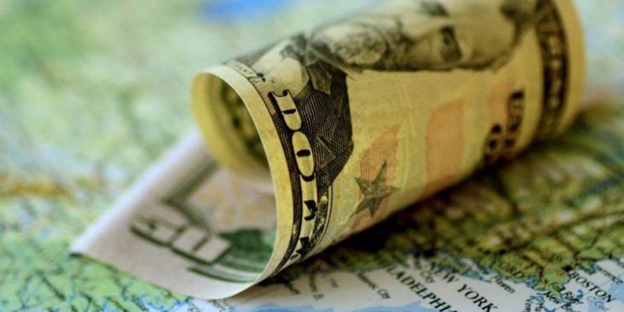 الدولار عند أعلى مستوى في 17 شهرا مع تراجع اليورو