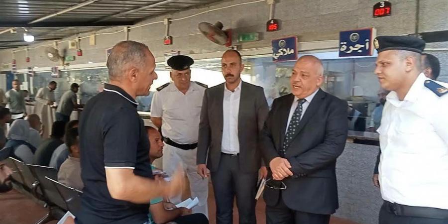 مدير أمن بني سويف يتابع الالتزام بإلغاء شرط «حقيبة الإسعافات والطفاية والمثلث» بإدارة المرور