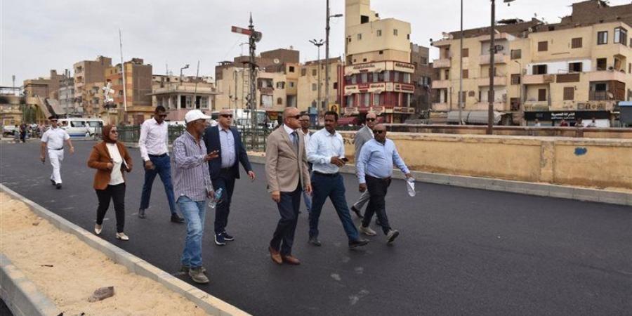 محافظ الأقصر يتابع أعمال الرصف بمنطقة غرب السكة الحديد