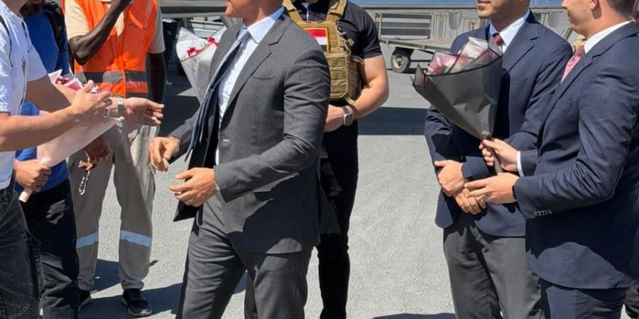 وصول البحارة المصريين إلى مقديشو تمهيدًا لعودتهم إلى القاهرة برفقة السفير المصري