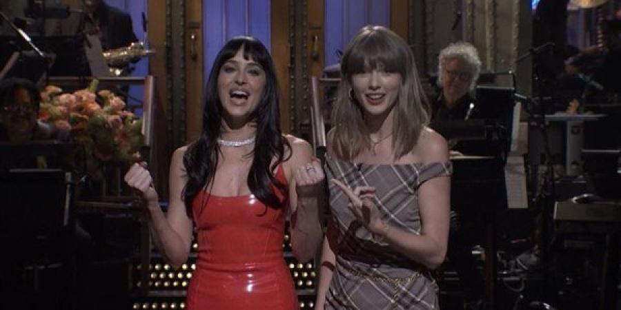 تايلور سويفت تفاجئ داكوتا جونسون في برنامج SNL.. وتسخر من علاقاتها العاطفية