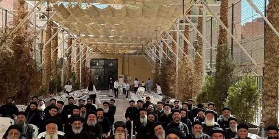 الأنبا جوارجيوس يناقش ترتيبات الخدمة مع كهنة إيبارشية مطاي