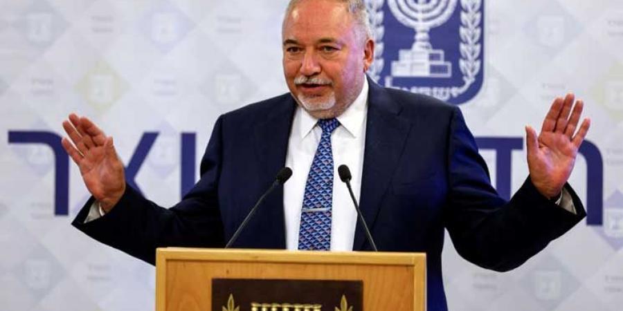 ملصقات إسرائيلية تهدد الفلسطينيين بالاعتقال لنشاطهم الرقمي… وليبرمان يدعو لتفكيك السلطة وإلغاء أوسلو